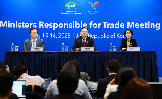 정인교 산업통상자원부 통상교섭본부장은 16일 아시아태평양경제협력체(APEC) 통상장관회의 제주국제컨벤션센터(ICC) 기자회견장에서 APEC 결과 관련 브리핑을 열었다. 산업통상자원부 제공